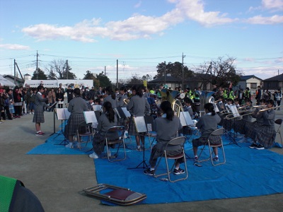 中学校吹奏楽部の演奏　写真